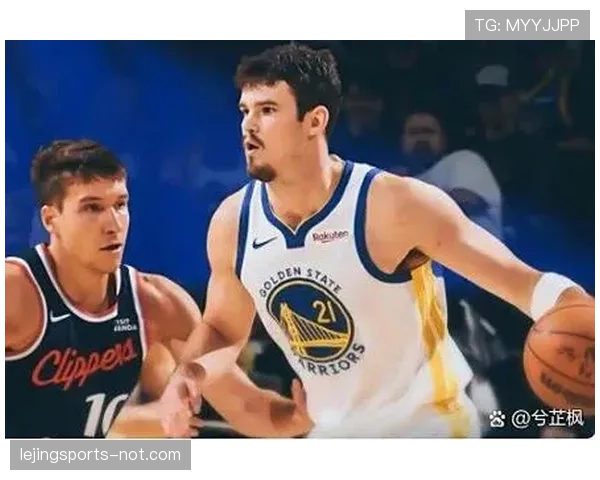 布拉德利·比尔无球掩护频繁拉开空间，助攻数显著提升队伍进攻节奏