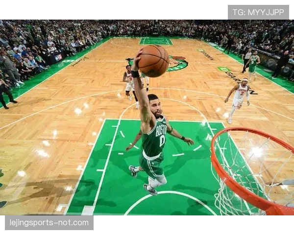 杰森·塔图姆无球跑动提升三分效率，关键时刻远投稳定拉开比分